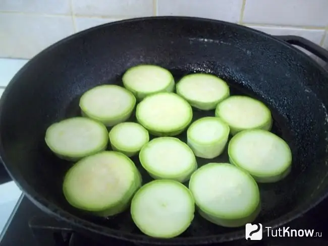 Les courgettes sont frites dans une poêle