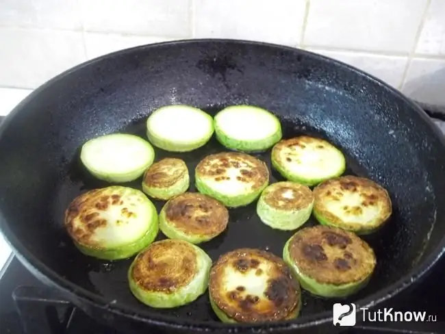 Zucchini werden in einer Pfanne gebraten