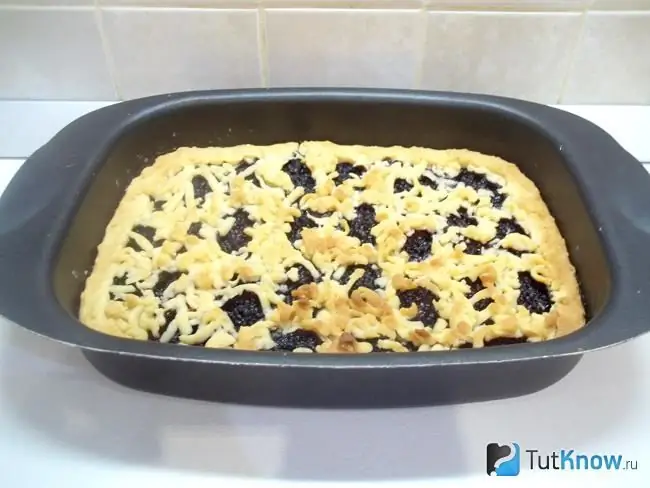 Nutella এবং blackberries সঙ্গে প্রস্তুত শর্টব্রেড কেক