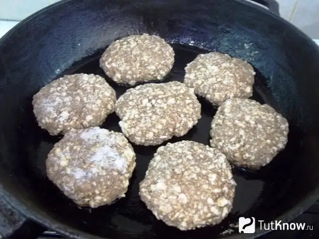 Kue keju digoreng dalam wajan