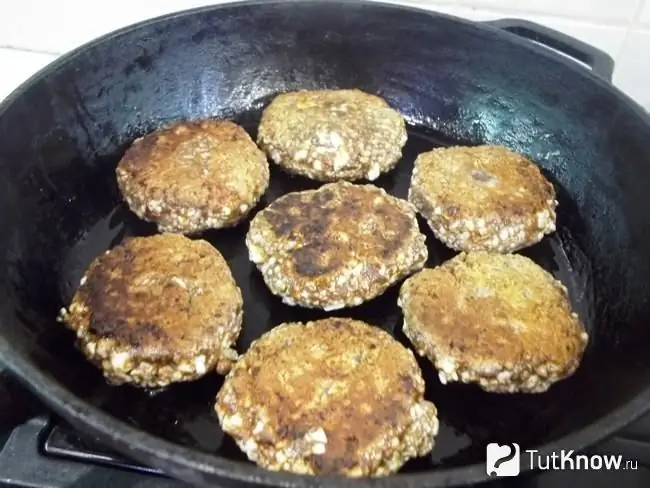 Kue keju digoreng dalam wajan