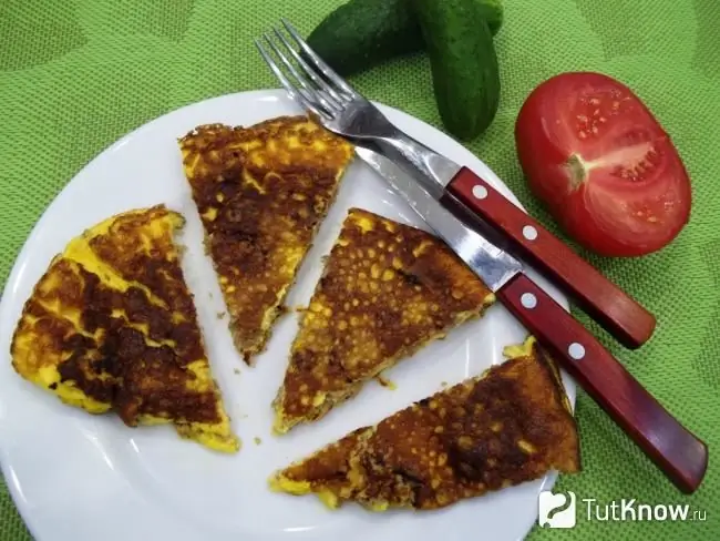 Gotov omlet sa pavlakom u tiganju sa mlevenim mesom