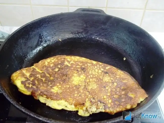 Omelet imevingirwa kwa nusu