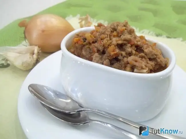 Inihanda ang lasagna bolognese na sarsa