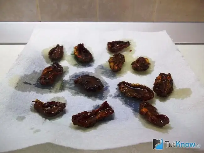 Sun-dried tomatoes are laid out on a paper towel