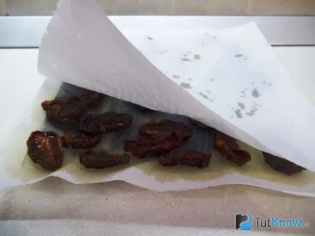 Sun-dried tomatoes are laid out on a paper towel