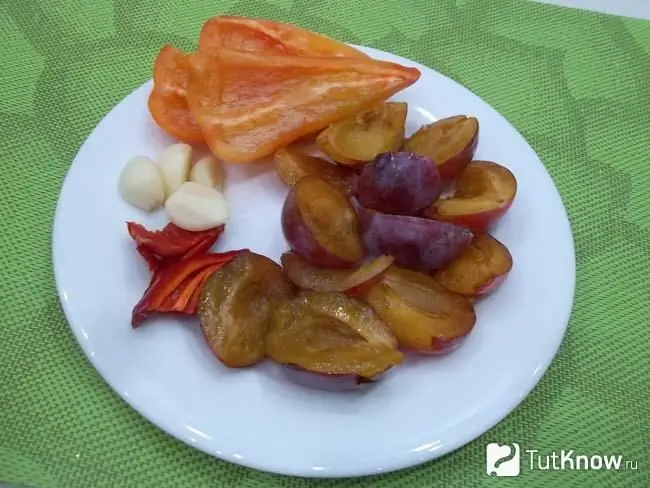 Mga peeled na plum, peppers mula sa mga binhi, bawang mula sa mga husk