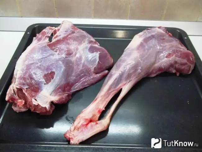 Kaki kambing diletakkan di atas loyang