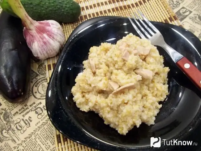 Sarrasin prêt avec saucisse dans une casserole