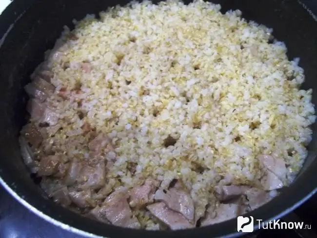 Grano saraceno pronto con salsiccia in padella