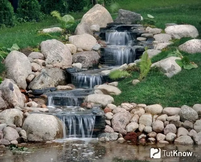 ढलान वाली जगह पर कैस्केड और बोल्डर