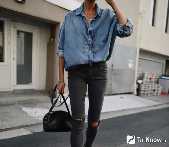 Skinny jeans with a loose shirt