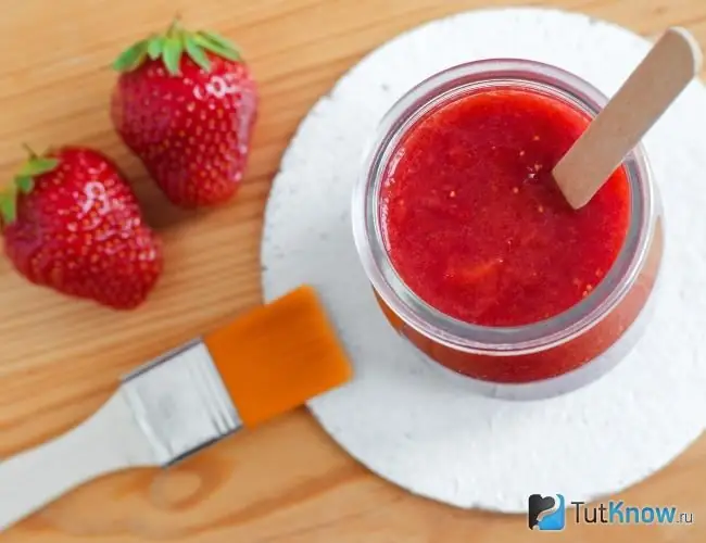 Crushed strawberry pulp for the skin around the eyes