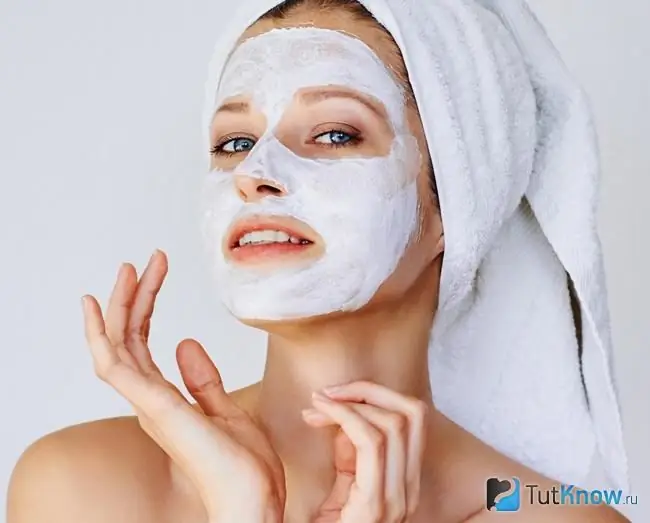 Masque à l'argile blanche pour les taches de vieillesse sur le visage