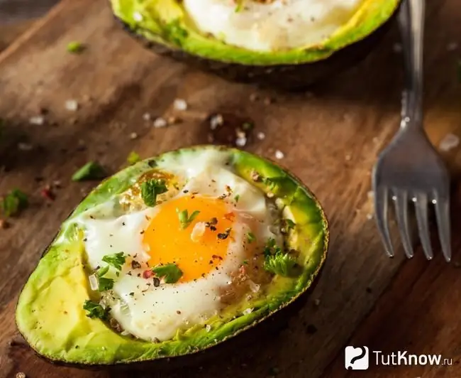 Avocado med æg til morgenmad, mens du taber dig