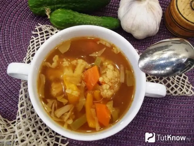 Sopa de tomate preparada con repollo y verduras congeladas