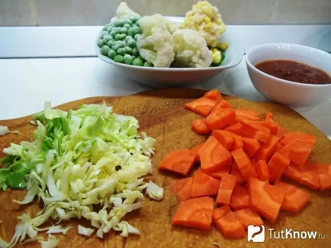 Txiav cabbage, carrots txiav rau hauv wedges