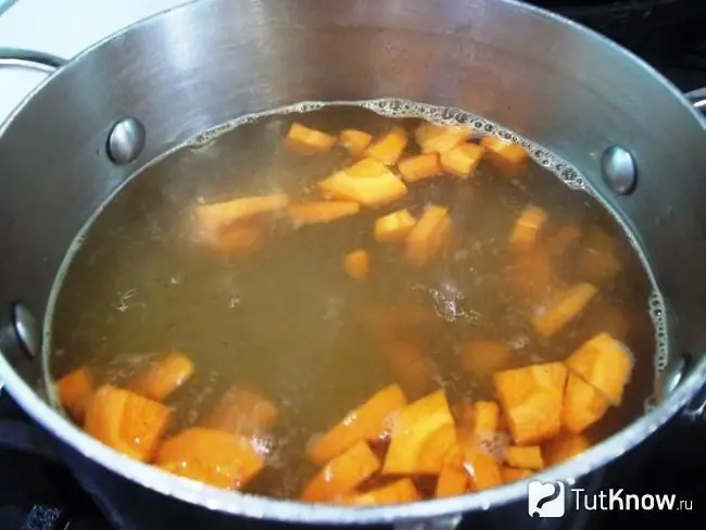 Cenouras são adicionadas ao caldo