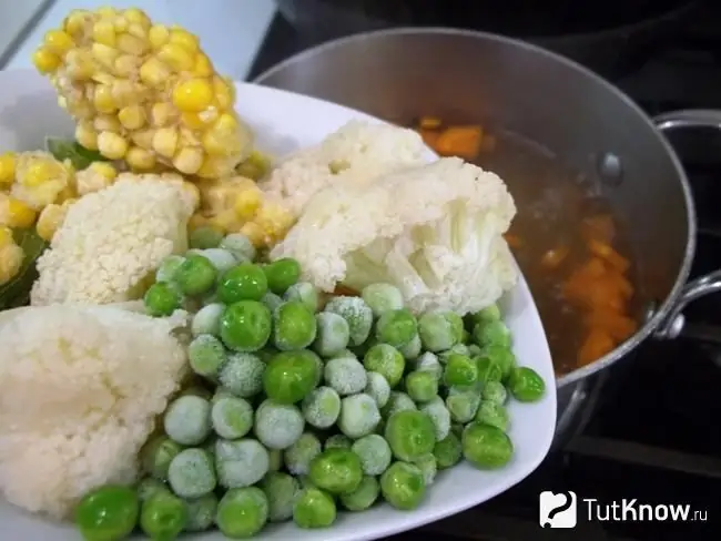 Legumes congelados adicionados ao caldo