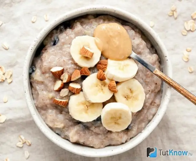 Nut porridge with peanut butter