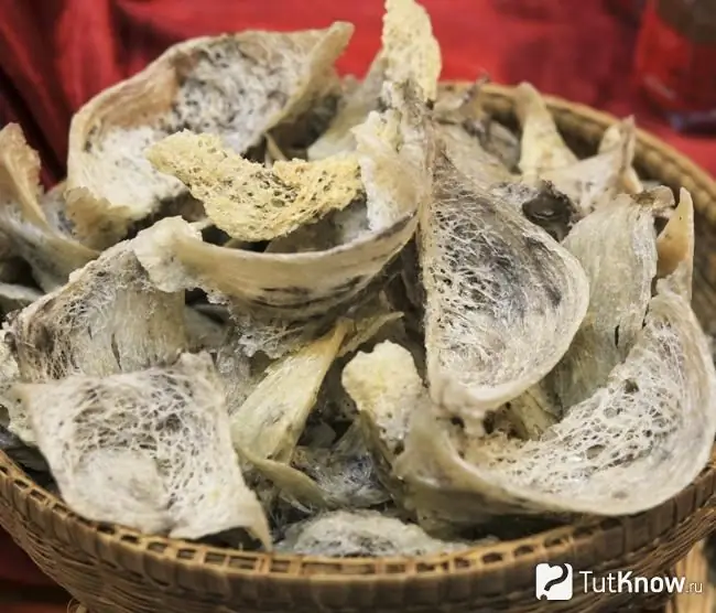 Nid d'oiseau comestible dans un panier