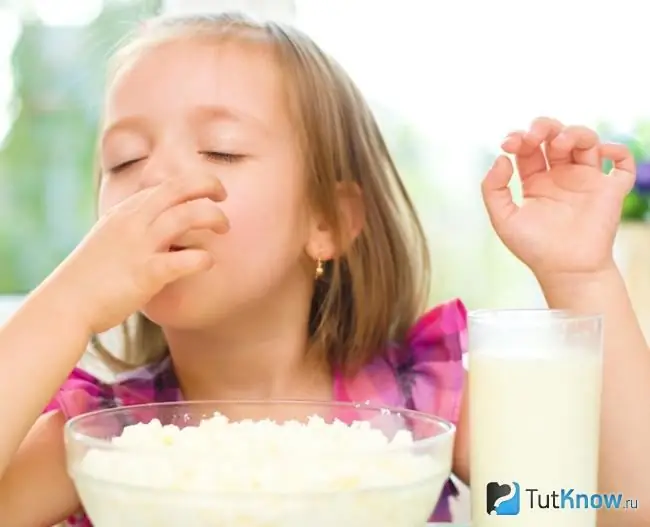 Enfant mangeant du fromage de chèvre