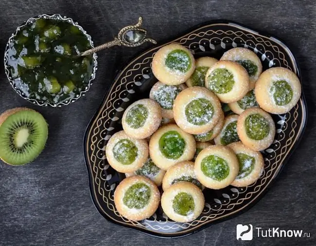 Kue roti pendek dengan selai kiwi