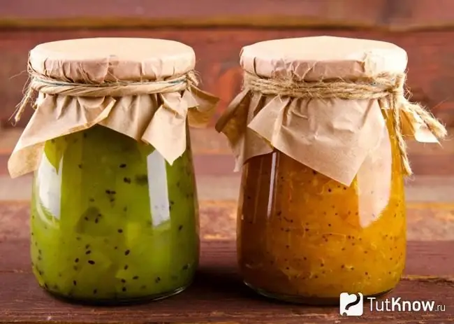 Kiwi jam nyob rau hauv jars