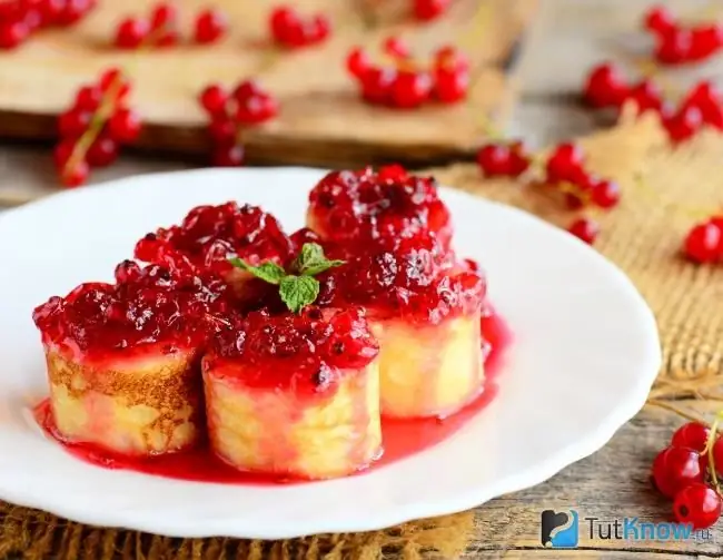 Casseruola di cagliata con marmellata di ribes rosso