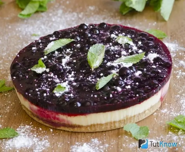 Tarta de queso con mermelada de grosellas negras