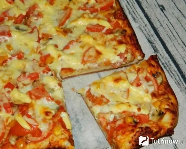 Pizza met ingemaakte pepers en boter