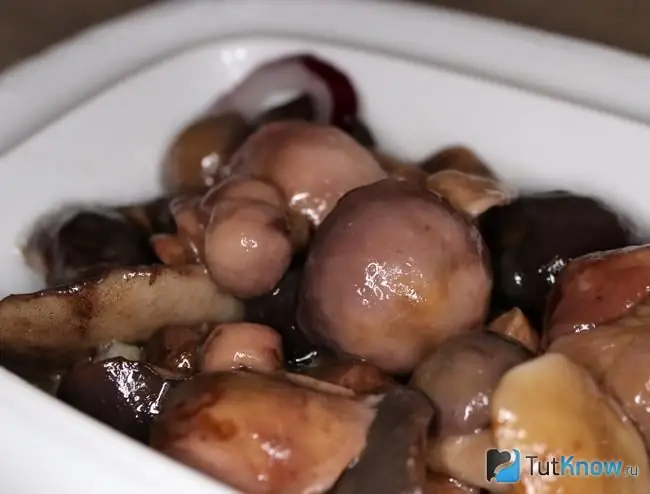 Mantequilla en escabeche en un plato