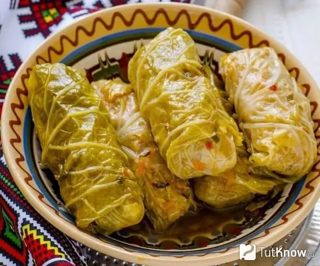 Rollitos de col en nabos de hoja