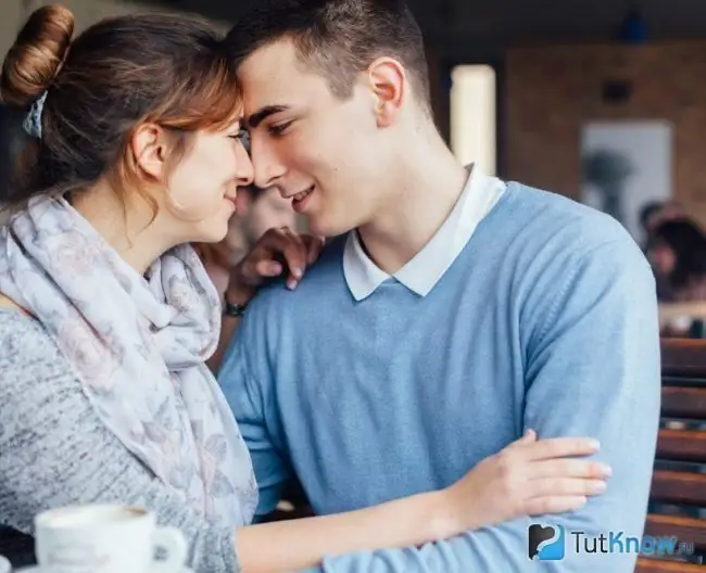 La stratégie ici et maintenant dans la relation d'une femme avec un homme de 10 ans son cadet