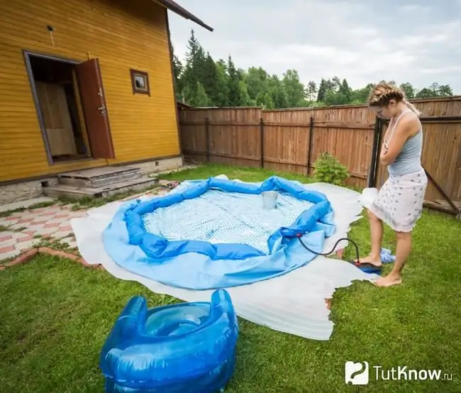 Dali ng pag-install bilang isang kalamangan ng mga inflatable pool para sa mga cottage ng tag-init