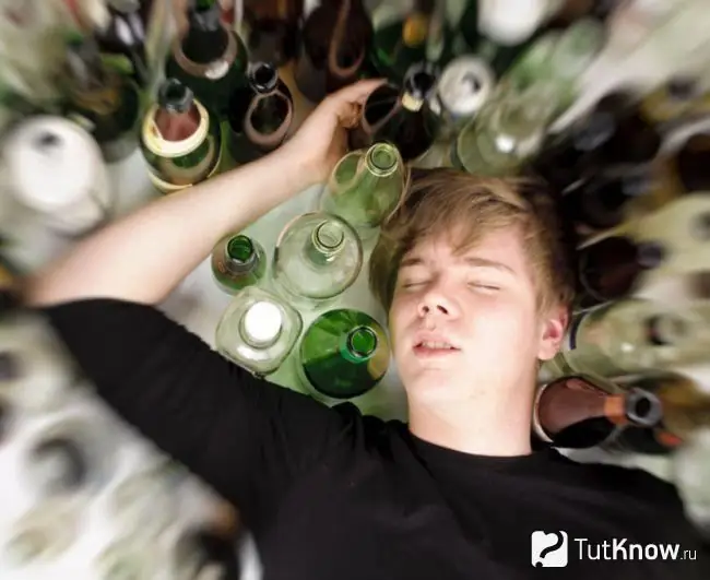 Alkoholismus bei einem Teenager als Folge einer erfolglosen Trennung