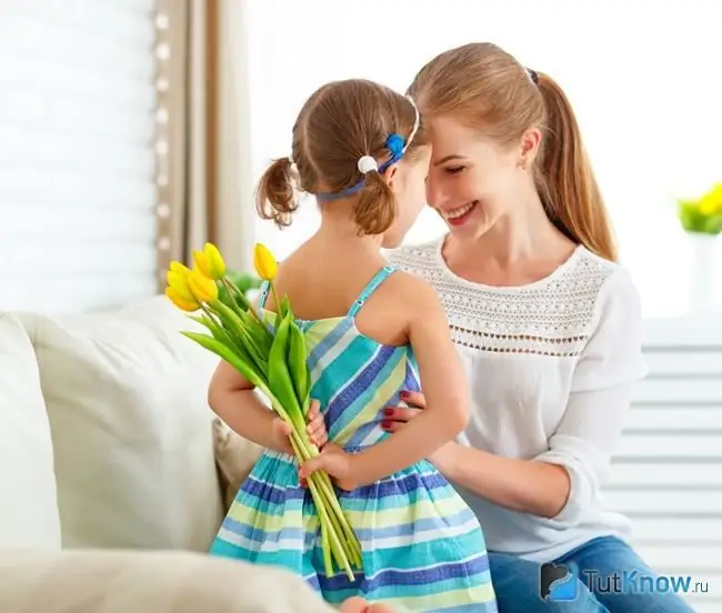 Hijastra le da flores a su madrastra