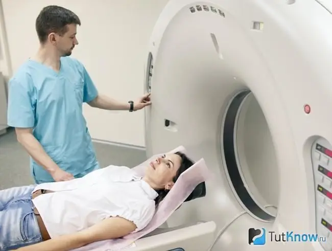 หญิงสาวเข้ารับการตรวจ MRI