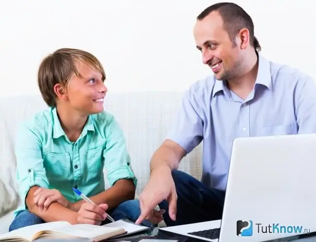 El maestro estudia con su hijo