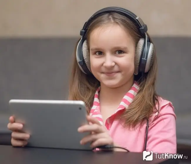 Enfant auditif écoutant un livre audio