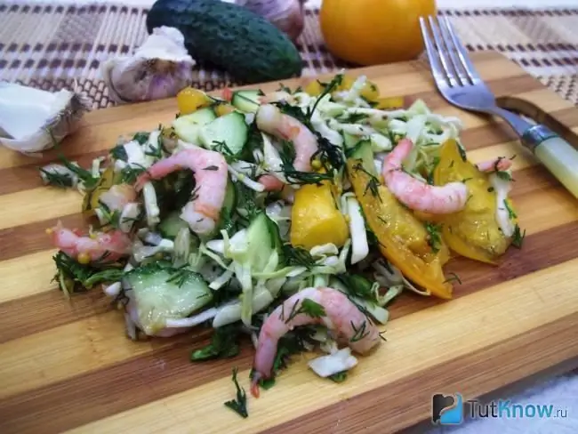 Ensalada lista con camarones, repollo y tomates