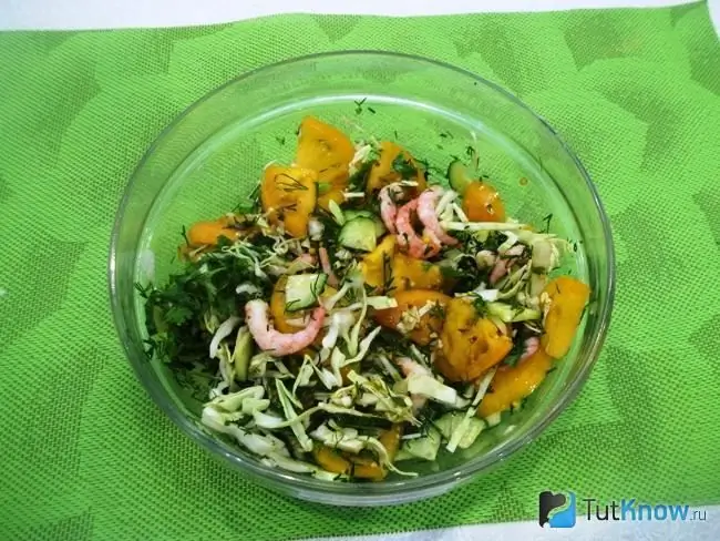 Salade gekruid met saus en gemengd