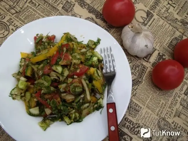 Ensalada preparada de verduras frescas, con semillas de sésamo y semillas de lino