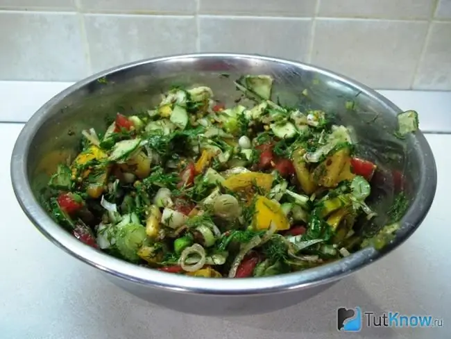 Ensalada preparada de verduras frescas, con semillas de sésamo y semillas de lino