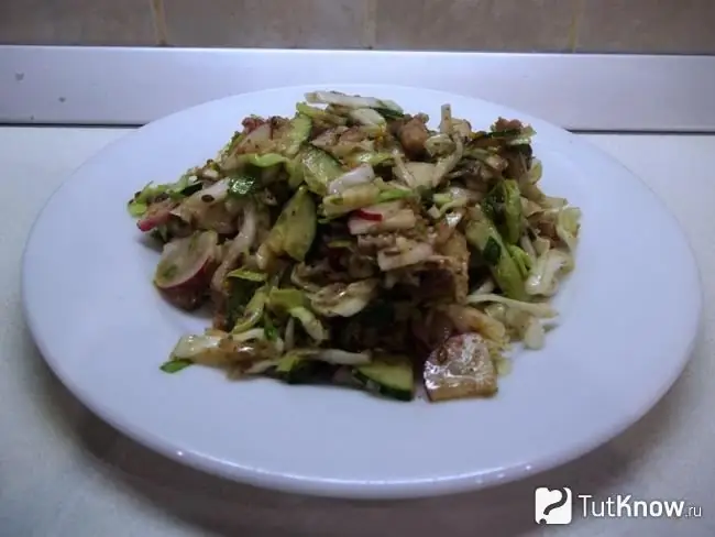 A salada é colocada em um prato