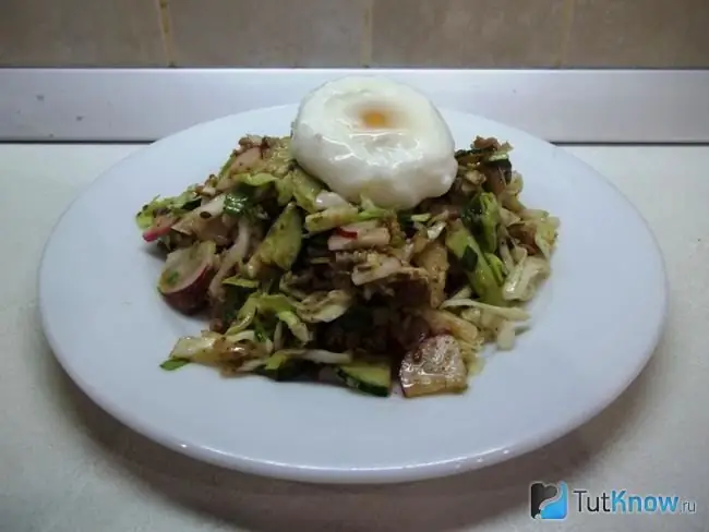 Salada de legumes pronta com cavala em lata e ovo pochê