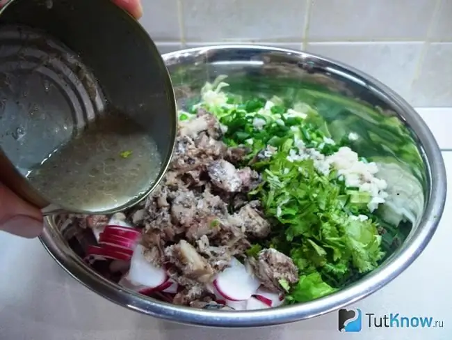 Salada temperada com manteiga e molho de soja