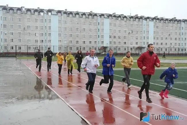 Běh stadionem v dešti