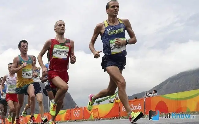 Plusieurs marathoniens pendant la course