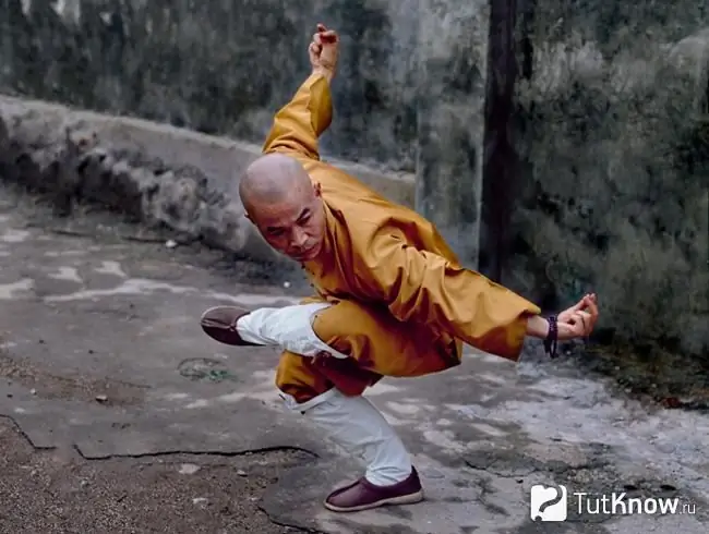 Shaolin rohib bir egilgan oyog'ida tik turibdi